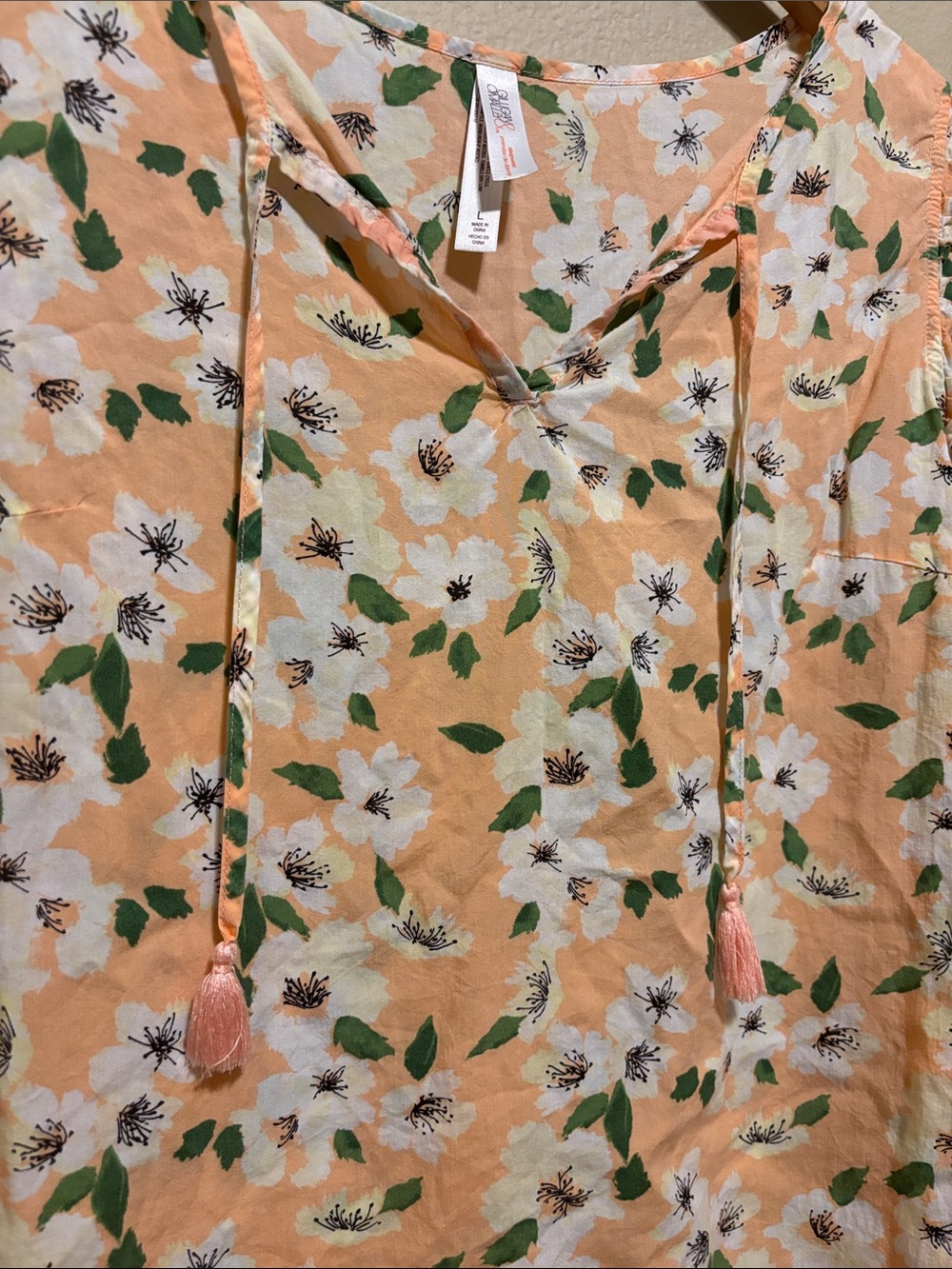 Gilligan & O'Malley Peach Floral V-Neck Tassel Tie Top - Picture 5 of 6